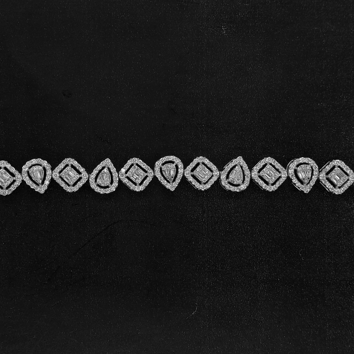 DIFFERENT CUT TENNIS BRACELET